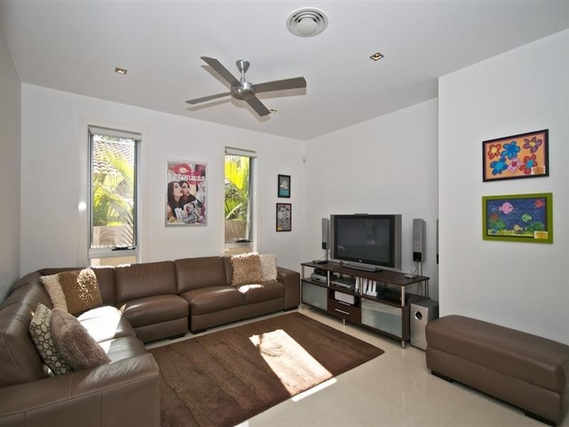 129 Arun Drive, Arundel QLD 4214