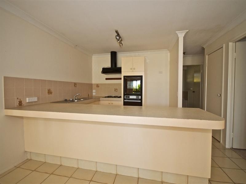 2/4 Ash Court, Arundel QLD 4214