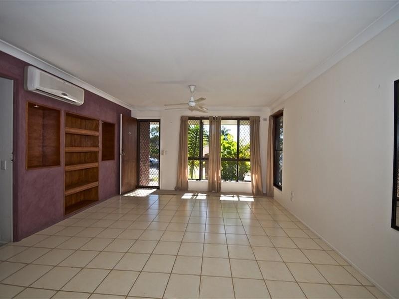 2/4 Ash Court, Arundel QLD 4214