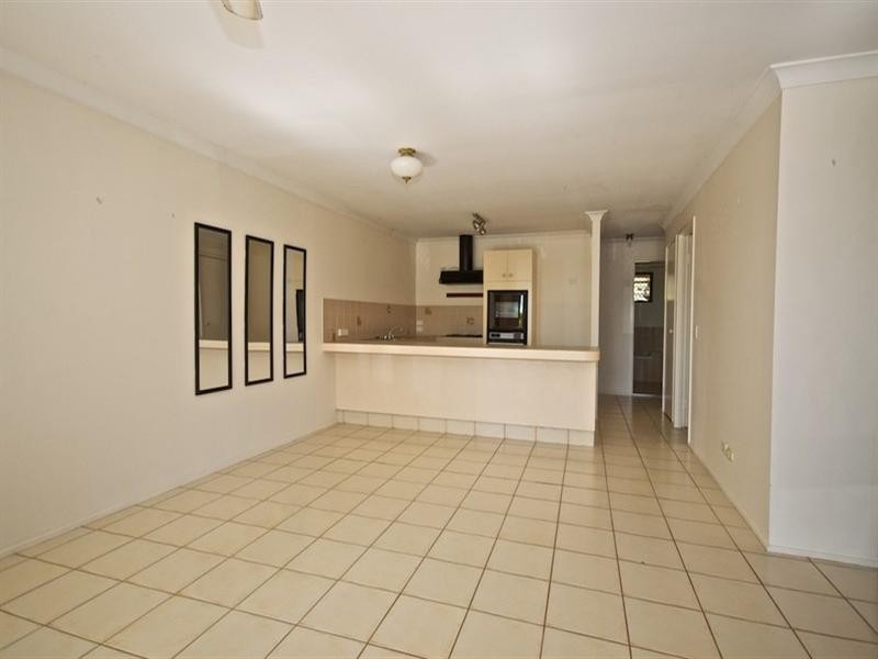 2/4 Ash Court, Arundel QLD 4214