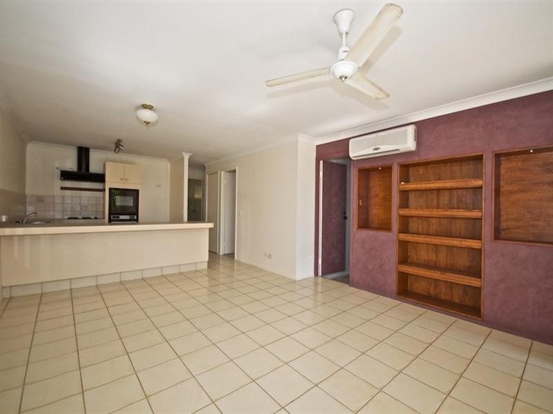 2/4 Ash Court, Arundel QLD 4214