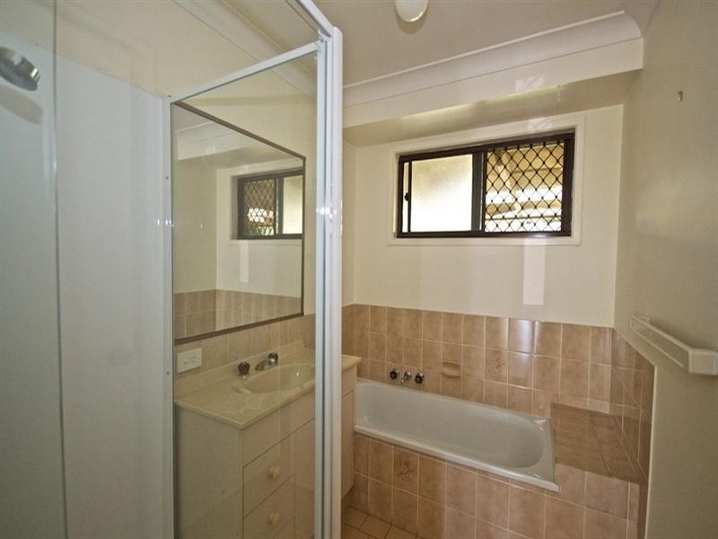 2/4 Ash Court, Arundel QLD 4214