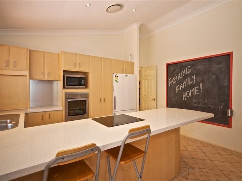 6 Orpington Court, Arundel QLD 4214