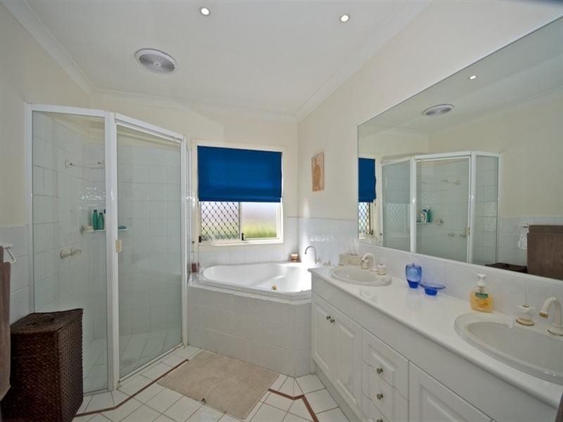 3 London Chase, Arundel QLD 4214