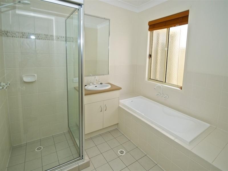 70 Tee Trees Boulevard, Arundel QLD 4214