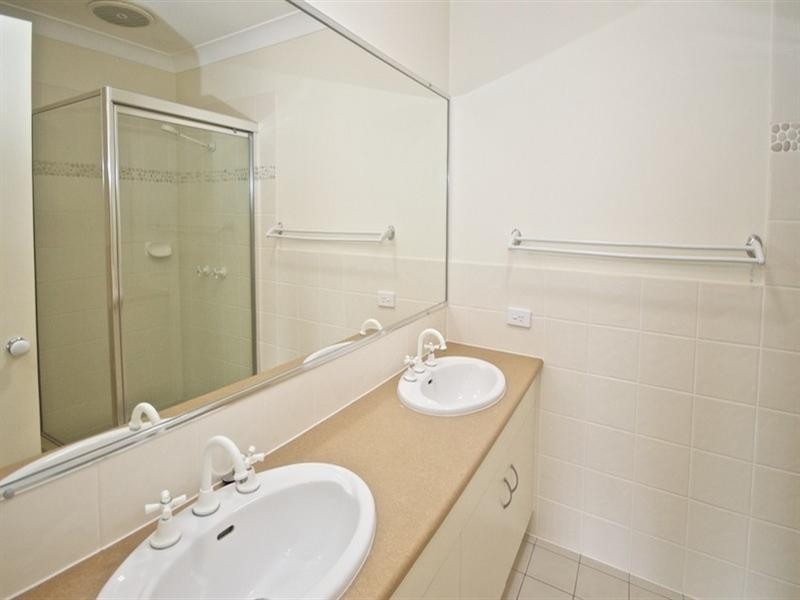 70 Tee Trees Boulevard, Arundel QLD 4214