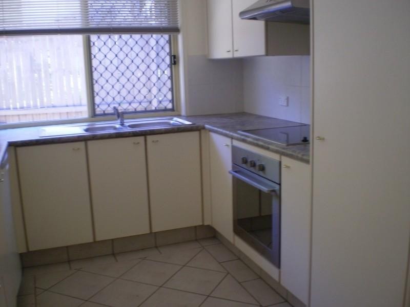 2/4 Joshua Close, Arundel QLD 4214