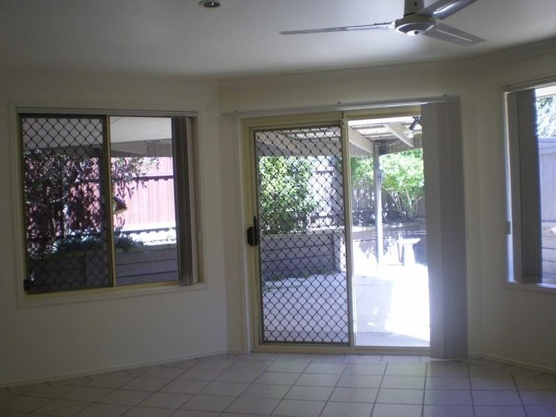 2/4 Joshua Close, Arundel QLD 4214