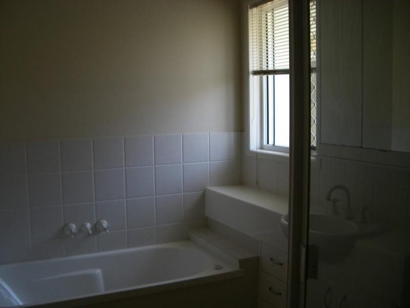 8 Leighanne Crescent, Arundel QLD 4214