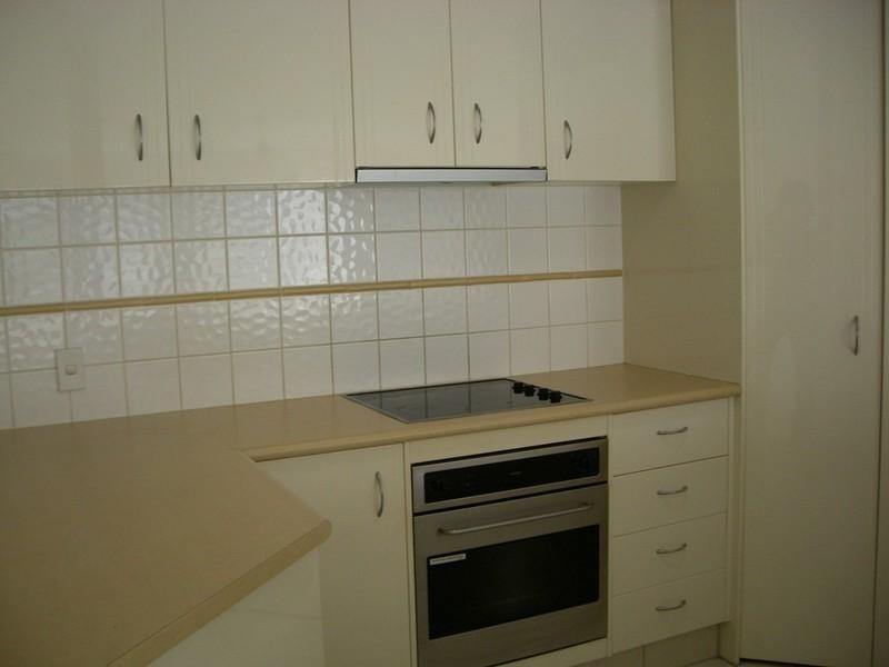 8 Leighanne Crescent, Arundel QLD 4214