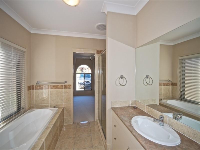 92 Arun Drive, Arundel QLD 4214