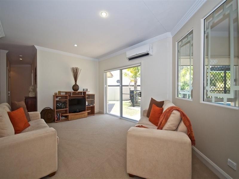 17 Pearson Close, Arundel QLD 4214