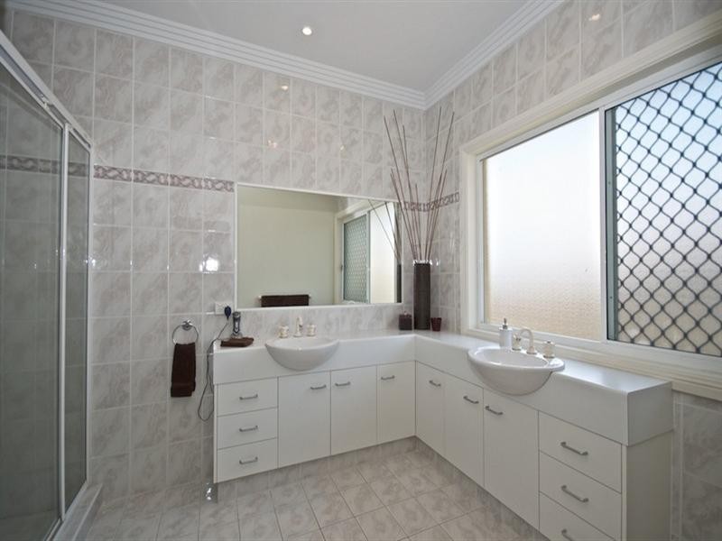 17 Pearson Close, Arundel QLD 4214