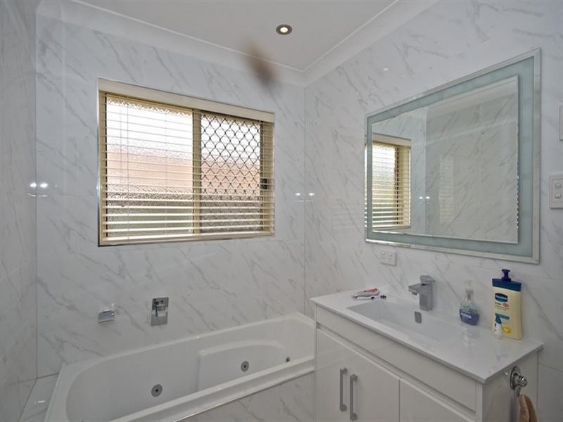 169 Greenacre Drive, Arundel QLD 4214