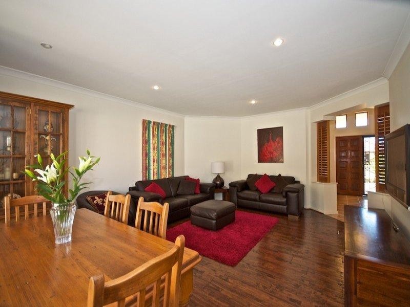 3 London Chase, Arundel QLD 4214