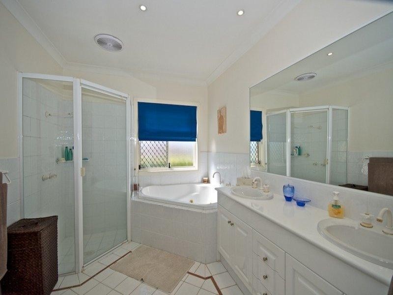 3 London Chase, Arundel QLD 4214