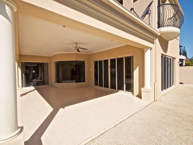 92 Arun Drive, Arundel QLD 4214