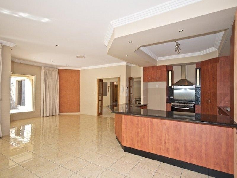 92 Arun Drive, Arundel QLD 4214