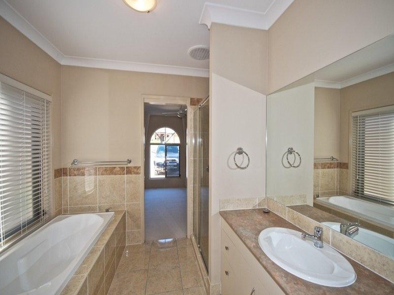 92 Arun Drive, Arundel QLD 4214