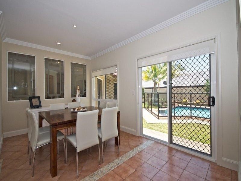 17 Pearson Close, Arundel QLD 4214