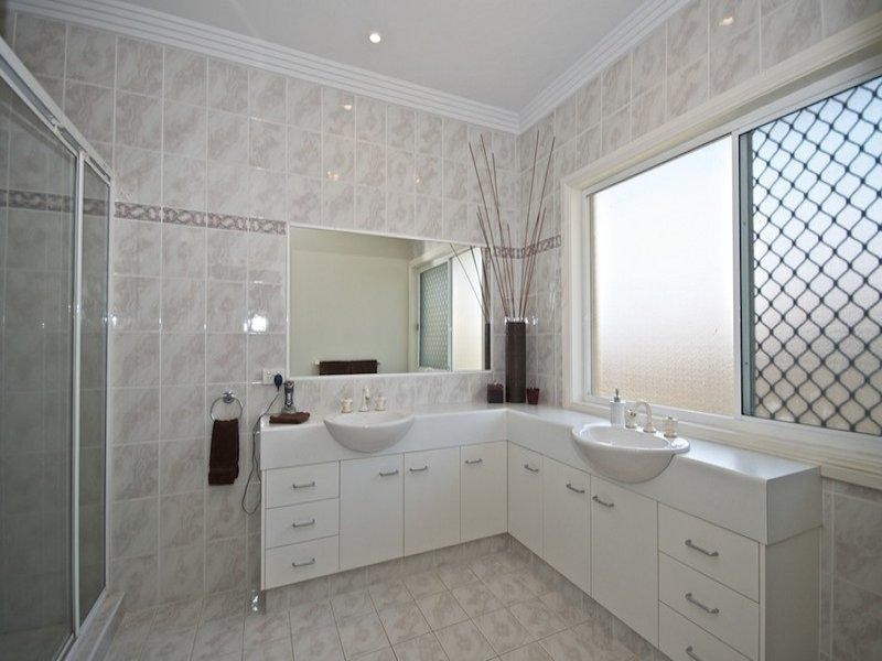 17 Pearson Close, Arundel QLD 4214