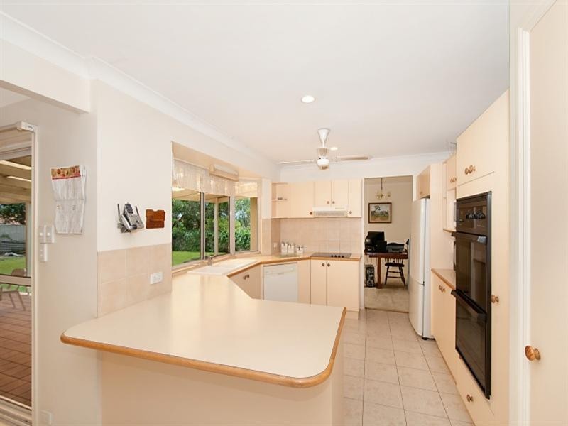 10 Pearson Close, Arundel QLD 4214