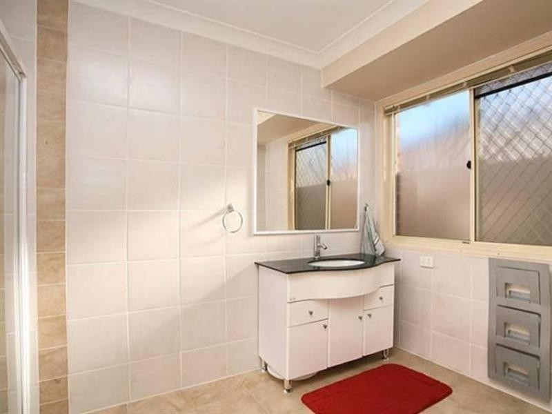 2 Carnoustie Court, Arundel QLD 4214