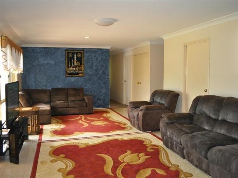 2 Carnoustie Court, Arundel QLD 4214