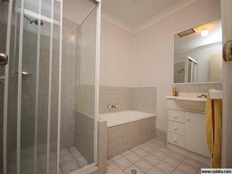 1/184a Greenacre Drive, Arundel QLD 4214