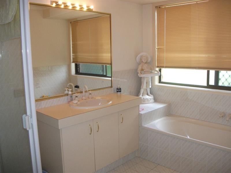 8 Kel Nagle, Parkwood QLD 4214