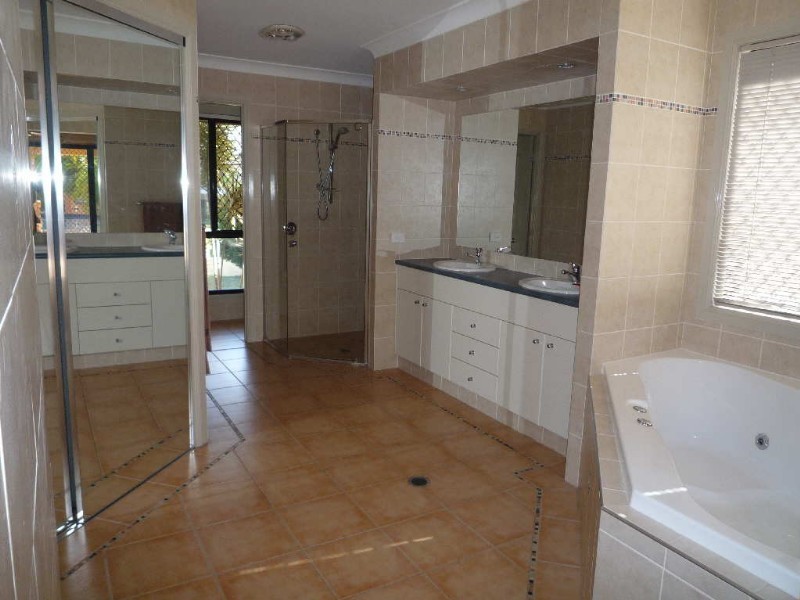 109 Arun Drive, Arundel QLD 4214