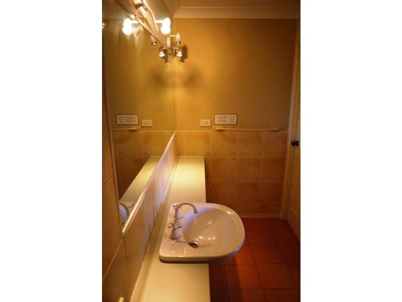 18 Chichester Drive, Arundel QLD 4214