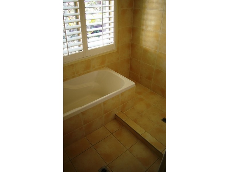 18 Chichester Drive, Arundel QLD 4214