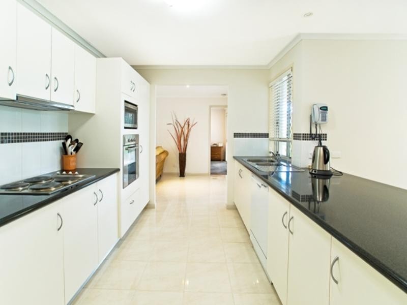 6 Cambridge Court, Carrara QLD 4211