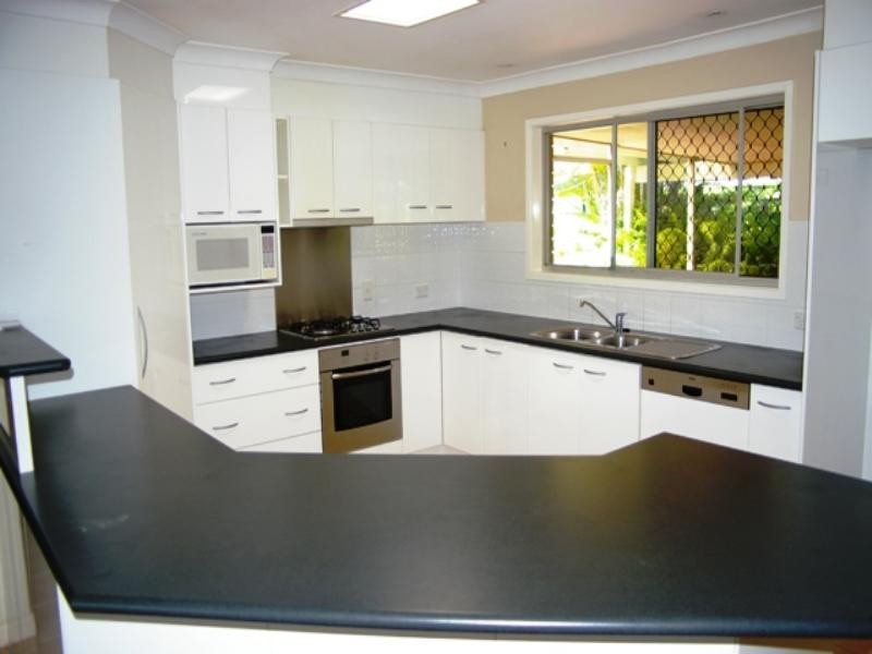 16 Tambourah Street, Benowa QLD 4217