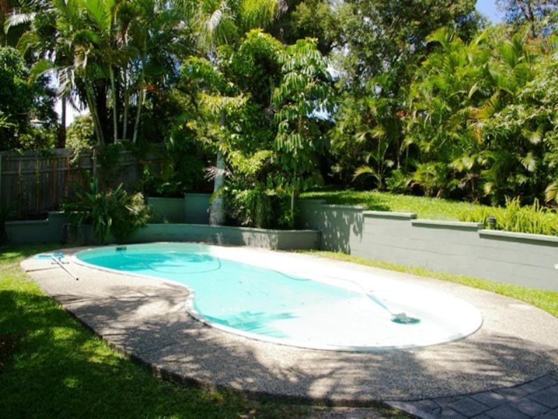 16 Tambourah Street, Benowa QLD 4217