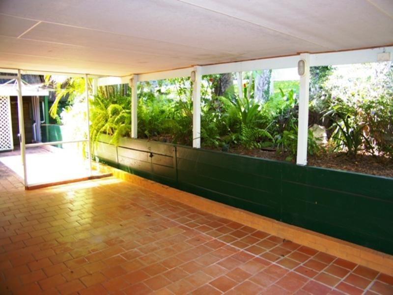 16 Tambourah Street, Benowa QLD 4217