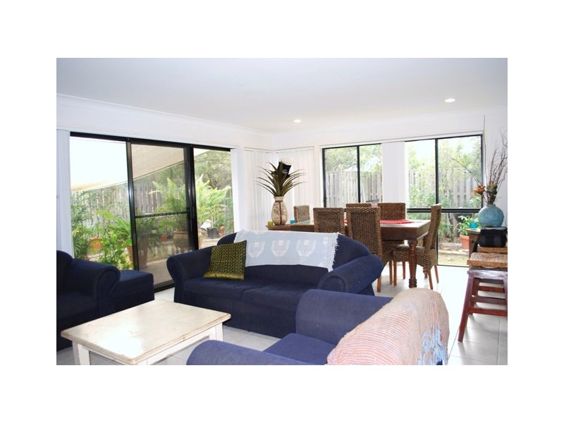 16 Gentian Drive, Arundel QLD 4214