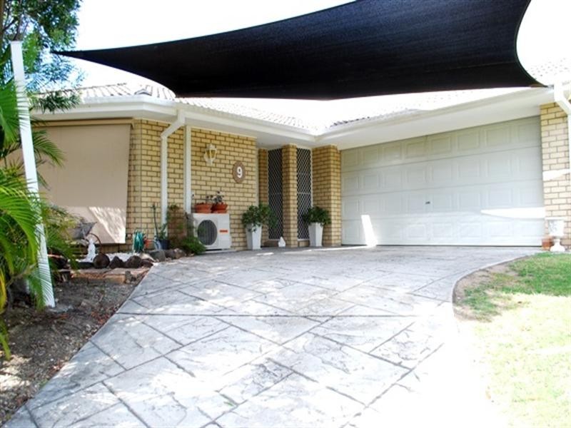 9 Hampshire Close, Highland Park QLD 4211