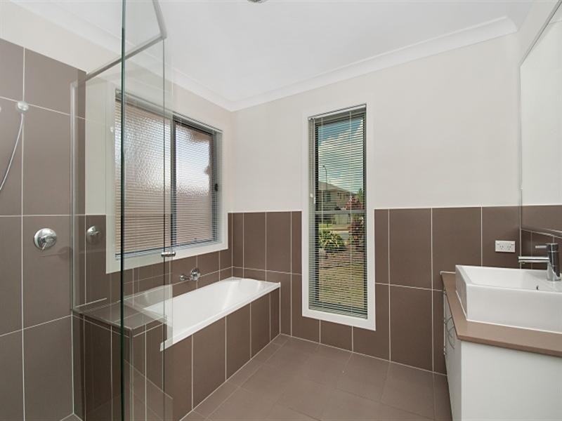 54 Harmsworth Road, Pacific Pines QLD 4211