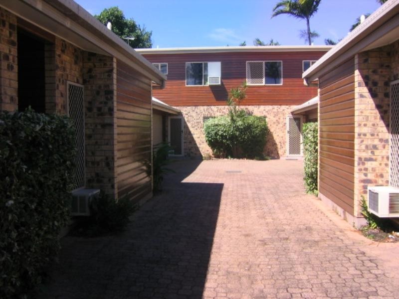 2/11 Moody Street, Manunda QLD 4870