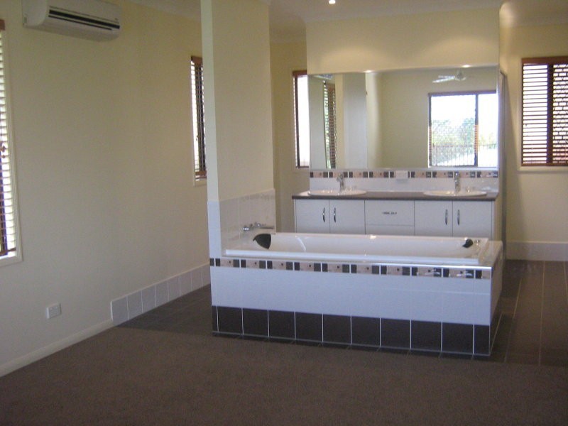 5 Buckinghamia Close, Redlynch QLD 4870