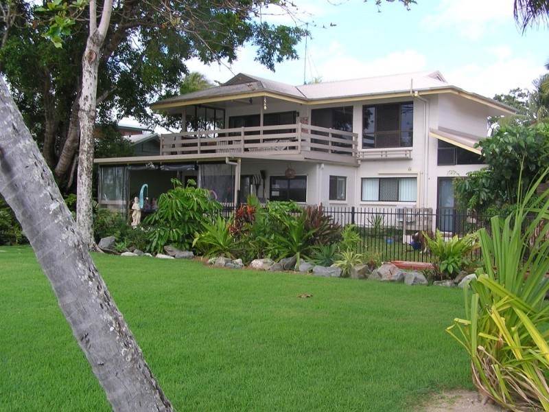 Holloways Beach QLD 4878