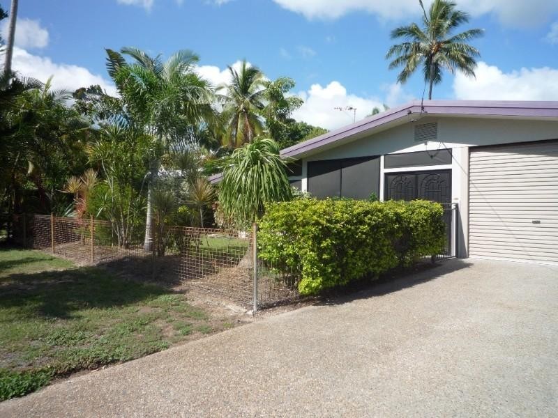 Holloways Beach QLD 4878