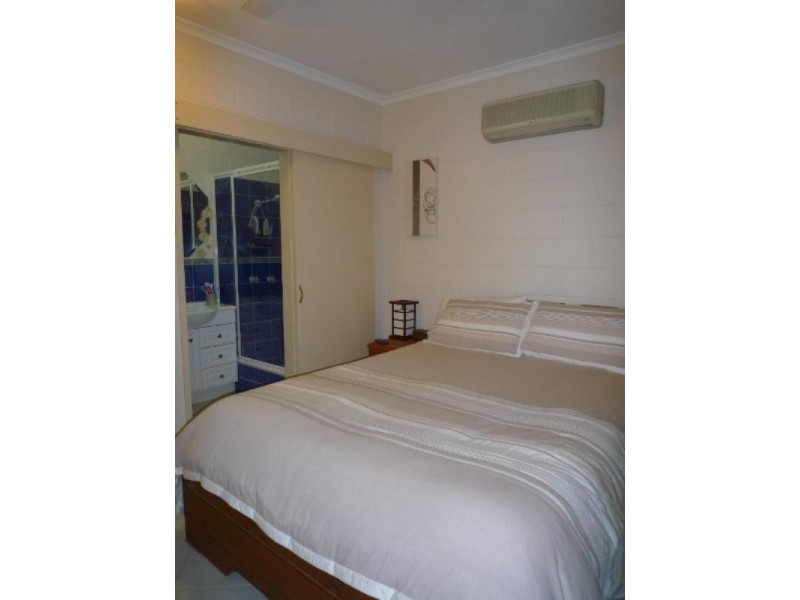 Holloways Beach QLD 4878