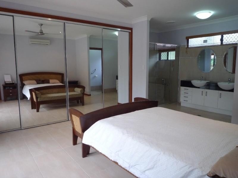 Holloways Beach QLD 4878