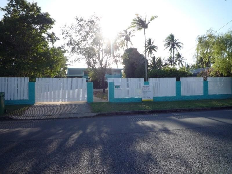 Holloways Beach QLD 4878