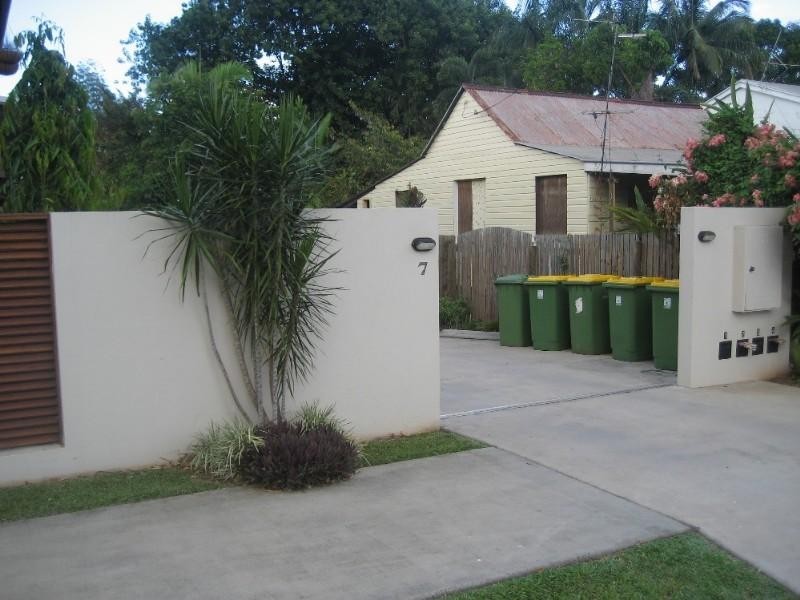 4/7 Tenni Street, Redlynch QLD 4870