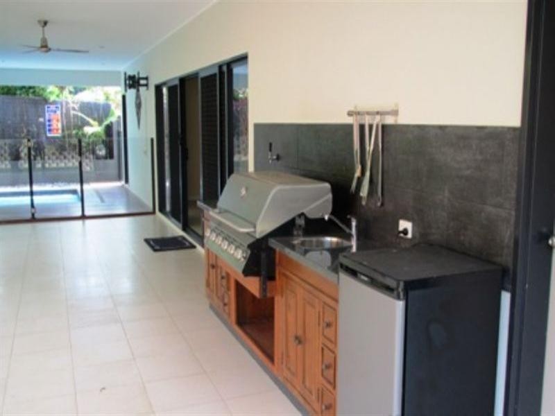 6 Palmetto Street, Palm Cove QLD 4879