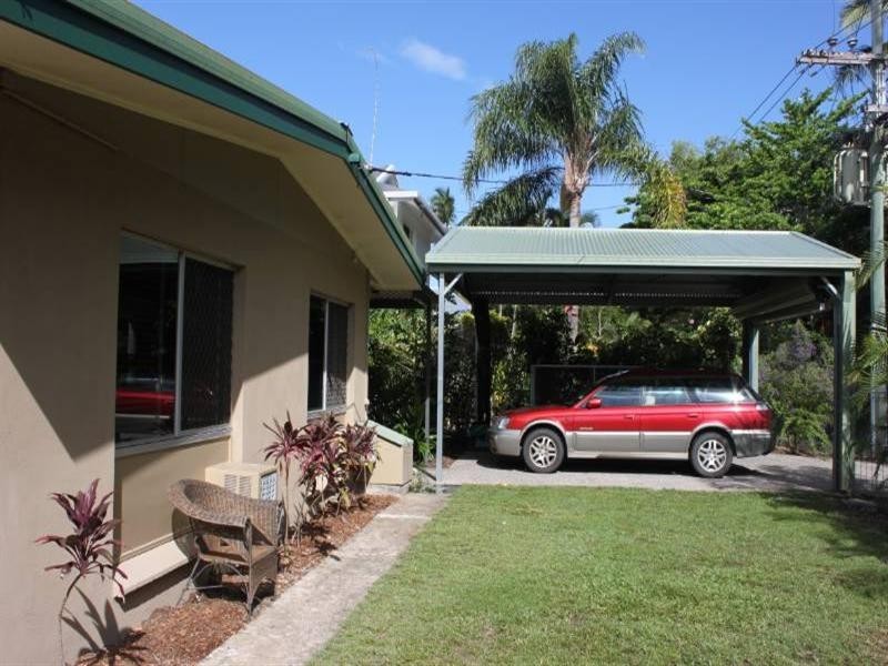2 Granadilla Street, Holloways Beach QLD 4878
